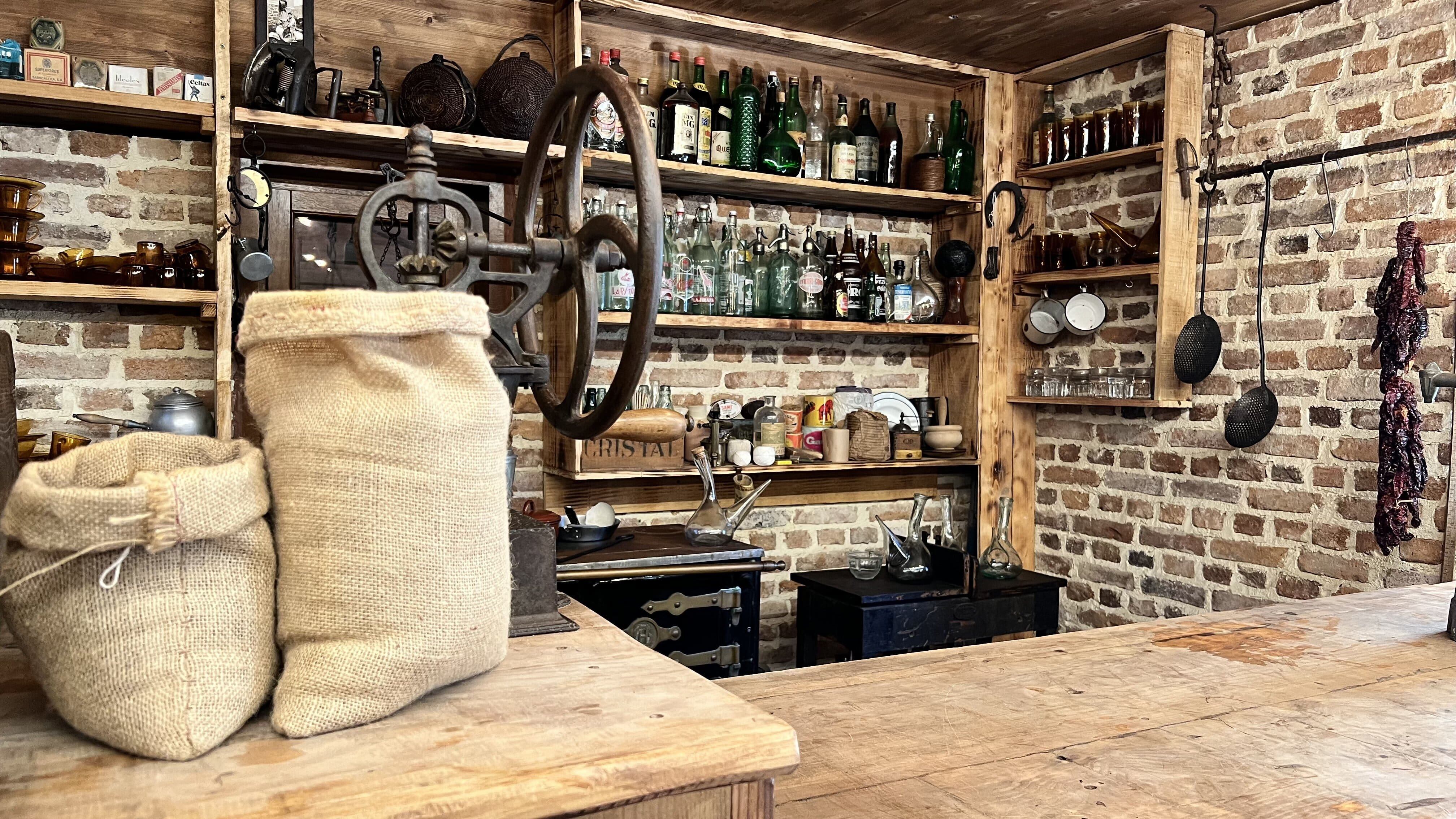 Recreación de la cantina y tienda de la mina en el Museo de la Minería del País Vasco.