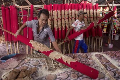 Trabajadores elaboran grandes varas de incienso para las próximas celebraciones del Año Nuevo Lunar en una fábrica en Medan (Indonesia). El Año Nuevo Lunar se celebrará el 1 de febrero y dará comienzo al Año del Tigre.