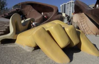 Children climbing on Gulliver.