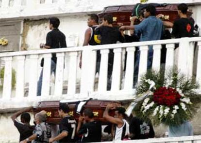 Habitantes de Rocinha portan los féretros de Luciano Barbosa, jefe de los <i>narcos</i>, y de su lugarteniente.