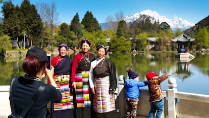 Yunnan, hermosa región montañosa, invita a un fascinante viaje a la China rural. El periodista Paco Nadal es el guía de excepción de un itinerario de 12 días organizado por El País Viajes (www.elpaisviajes.com). Aquí mostramos algunas imágenes de la última aventura. El precioso parque de Heilongtang, a las afueras de la ciudad de Lijiang, es el símbolo de la etnia naxi y uno de los lugares más fotogénicos de Yunnan. La instantánea perfecta que forman el lago, las pagodas, el puente y -como fondo de decorado- la montaña nevada del Dragón de Jade (5.550 metros) no deja indiferente a nadie. Todos los turistas, nacionales o extranjeros, quieren una foto aquí.