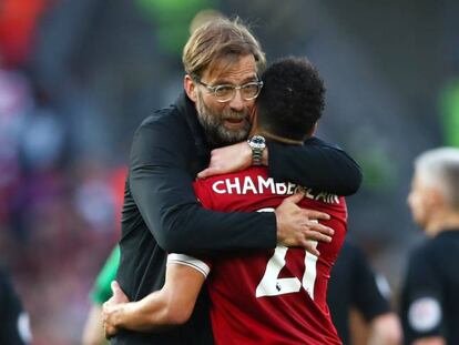 Klopp abraça Oxlade-Chamberlain em Anfield.