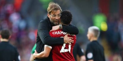 Klopp abraça Oxlade-Chamberlain em Anfield.