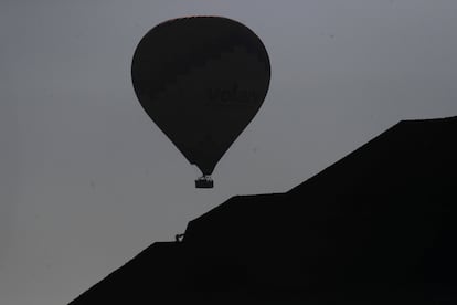 Un globo aerostático flota cerca de la Pirámide del Sol, en la ciudad prehispánica de Teotihuacán, en la mañana del 21 de marzo. 