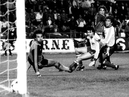 Rincón marca durante el partido entre España y Malta de 1983, en el Benito Villamarín de Sevilla.