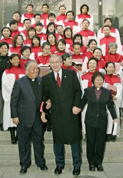 El presidente de EE UU, George W. Bush, posa con el coro de una iglesia protestante de Pekín.