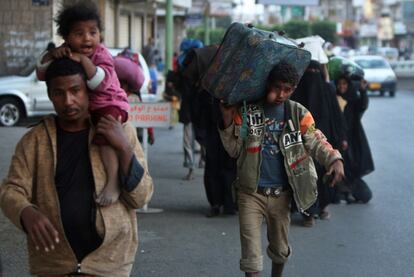 Familias, jóvenes... abandonan con sus pertenencias el barrio situado en la zona de los combates entre las fuerzas de seguridad de Yemen y las tribus de la oposición en Saná. Observadores occidentales estiman que 200.000 personas han abandonado la ciudad.