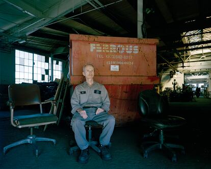 Ron Radford, de 58 años, lleva 40 trabajando para una empresa que aún fabrica piezas del legendario Ford T. 
