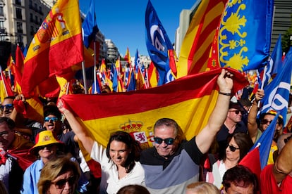 Asistentes al acto del PP, este domingo, en la avenida de Felipe II de Madrid. 