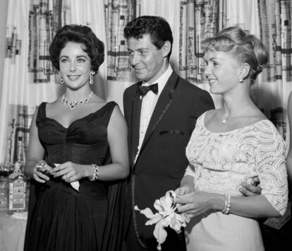 Los actores Elizabeth Taylor, Eddie Fisher y Debbie Reynolds, durante el comienzo del espectáculo de Eddie Fisher en el Hotel Tropicana en Las Vegas (Estados Unidos), el 19 de junio de 1958.