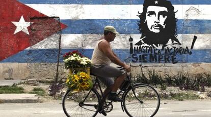 Un hombre pasa en bicicleta frente a un mural del Che en La Habana, en 2010.
