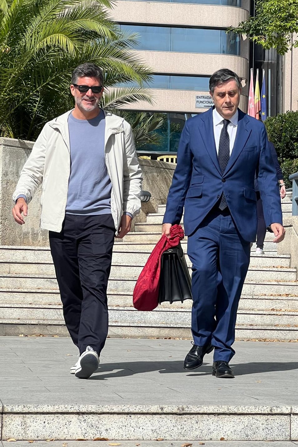 Una empleada de la agencia de Toño Sanchís asegura que solo se cobró más comisión de lo habitual a Belén Esteban 1 Toño Sanchís, exrepresentante de Belén Esteban, acompañado por su abogado en las inmediaciones de la Audiencia Provincial de Madrid, el 13 de octubre de 2025.