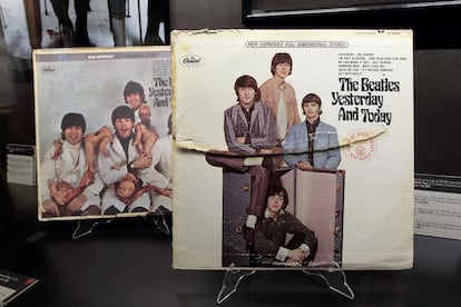 Imagen de las dos portadas del álbum de los Beatles 'Yesterday and Today' de 1966 que fue censurado en Estados Unidos. A la izquierda la portada original, más salvaje que la que se publicó, a la derecha.