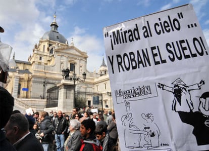 Manifestación de vecinos contra el plan del arzobispado de construir un <i>mini-Vaticano</i> en Las Vistillas.