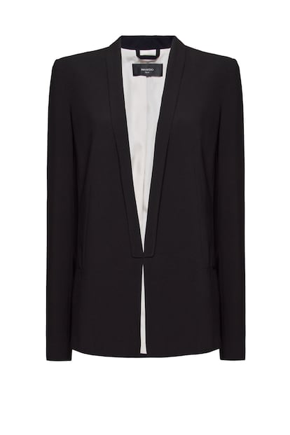 Chaqueta tipo smoking que puedes combinar tanto con falda como pantalón. Este modelo es de Mango (39,99 euros).