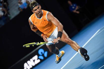 Nadal, en carrera durante el partido contra Tsitsipas en las semifinales de Melbourne.