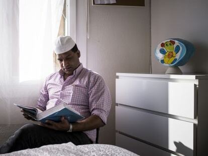 Ansir Hussain, en su piso en el barrio barcelonés de Sant Antoni.