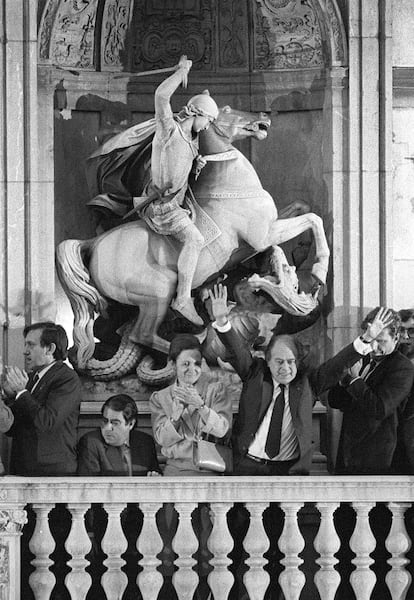  Lluís Prenafeta Jordi Pujol y miembros de su Gobierno saludan desde el Palau de la Generalitat, después del acto de investidura de Pujol.