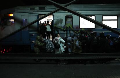 Decenas de mujeres y niños se agolpan a la entrada de un tren que les llevará de la Estación Central de Lviv, en Ucrania, a la vecina Polonia. Más de la mitad del millón de personas que Naciones Unidas calcula que ya han escapado de las bombas han cruzado a Polonia. Es un país con un idioma parecido y en el que ya residen un millón de ucranios, principalmente migrantes económicos. También allí se dirigieron la mayoría de ucranios en 2014, tras la anexión rusa de Crimea y el inicio de la guerra del Donbás.