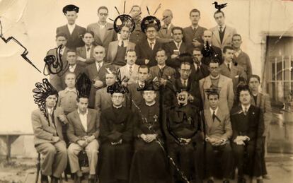 Rafael Sánchez Ferlosio (tercero por la izquierda en la segunda fila desde arriba), con sus compañeros y profesores del colegio de los jesuitas de Villafranca de los Barros (Badajoz), donde estudió en su adolescencia. La fotografía está retocada con con dibujos del escritor