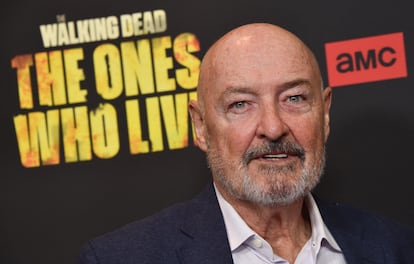 TERRY O'QUINN (fotografiado en 2004) – Antes de 'Perdidos', participó en clásicos como 'La puerta del cielo' y 'Tombstone', pero el papel que le dio popularidad, al menos entre los aficionados al terror de serie B, fue el del protagonista de 'El padrastro', en la que interpretaba a un hombre obsesionado con conseguir la familia perfecta costase lo que costase, papel que le valió el respeto de la crítica. Tras haber coincidido con él en la exitosa 'Alias', Abrams se lo llevó a 'Perdidos', aunque el actor siempre ha reconocido que no entendía el guion y al principio llamaba a la serie "La misteriosa isla de Gilligan del Dr. Moreau". Tras su adiós a la ficción de Fox se reecontró con Jorge García y Dae Kim en 'Hawaii 5-0' y formó parte de la fallida '666 Park Avenue'. Entre sus trabajos más recientes están la divertida 'Resident Alien' y 'The Walking Dead: The Ones Who Live'.
