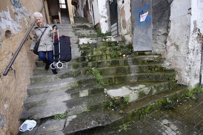 Una dona al carrer Barber&agrave; de Montcada i Reixac. 