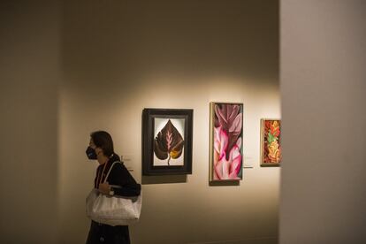 En 1915, Georgia O’Keeffe empezó a dibujar unas composiciones abstractas al carboncillo que la convirtieron en una de las artistas estadounidenses pioneras en explorar la abstracción. Estos dibujos fueron mostrados al poderoso comerciante de arte, fotógrafo y galerista Alfred Stieglitz, quien fue el primero en exponer su trabajo y solo un año más tarde, en 1916, se convirtió en su esposo.