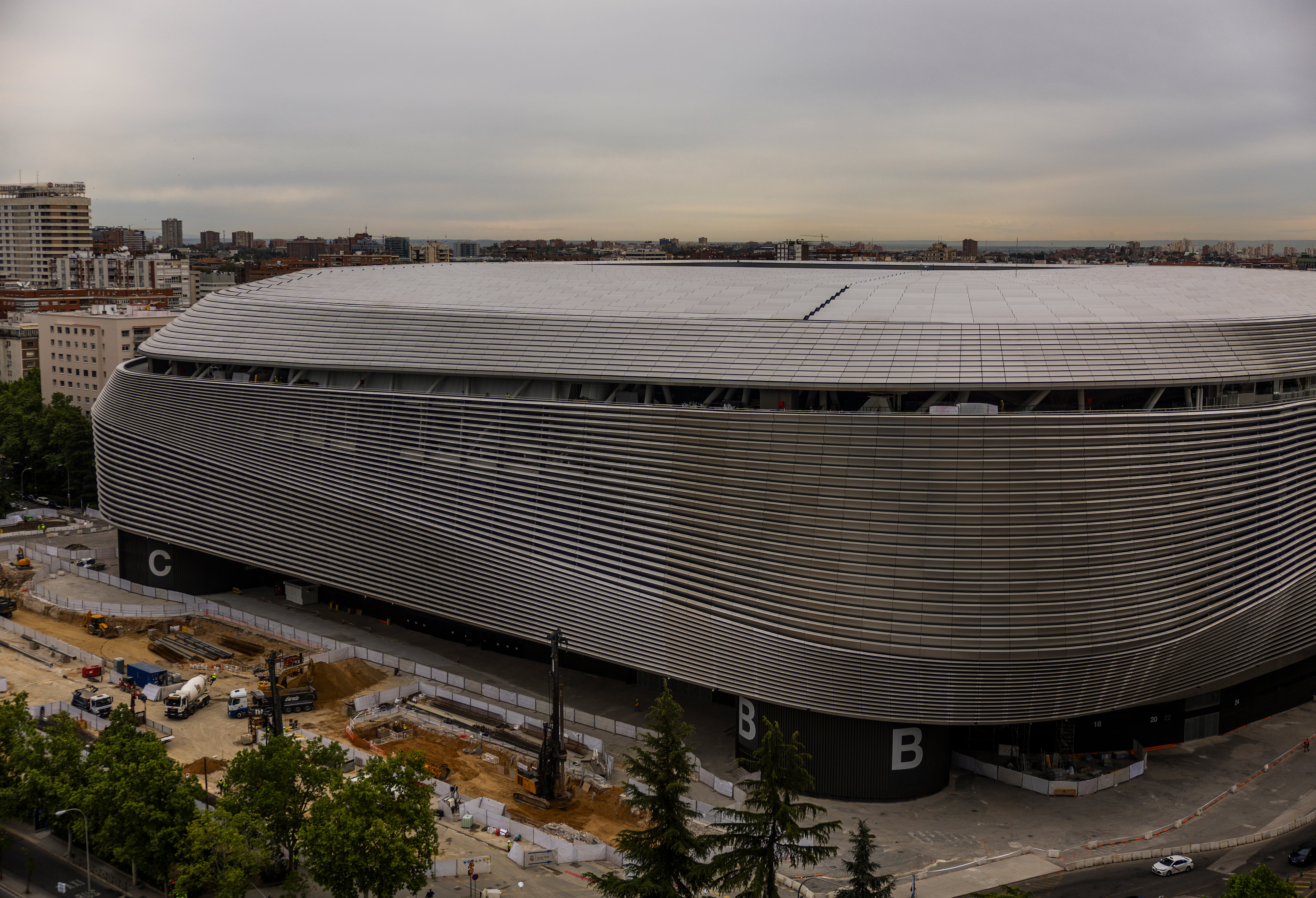 Obras del estadio Santiago Bernabéu, en el lateral del Paseo de la Castellana donde estaba proyectado un aparcamiento.