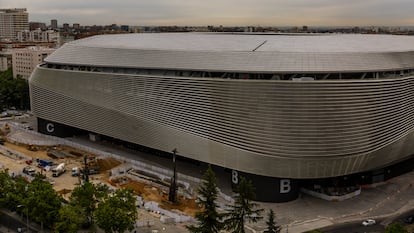 Obras del estadio Santiago Bernabéu desde el paseo de las Castellana el 25 de abril.