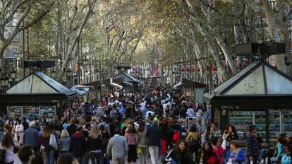 Turistas en las Ramblas de Barcelona el 1 de noviembre.