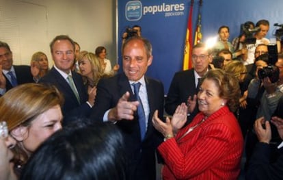 Camps llega entre aplausos a la sede del PP valenciano.