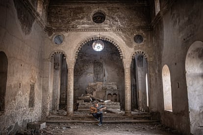 Gani Mirzo interpreta su “laud” entre los restos de catedral de Sinjar. Gani es músico kurdo yazidí que desde hace 25 años se encuentra en el exilio en Barcelona. Ha recogido instrumentos en España para distribuirlos entre los músicos en Rojava ( Kurdistán sirio) y el Kurdistán iraquí.