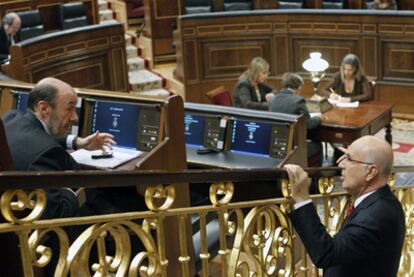 Josep Antoni Duran i Lleida habla con Alfredo Pérez Rubalcaba, sentado en su escaño del Congreso.