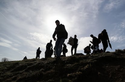 Un grupo de refugiados camina hacia la frontera griega desde la localidad turca de Edirneeste.