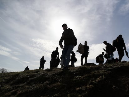 Un grupo de refugiados camina hacia la frontera griega desde la localidad turca de Edirneeste.