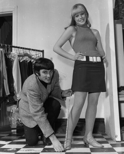 George Best también se metió en negocios como una boutique con su nombre. Aquí, midiendo personalmente el largo de una falda.