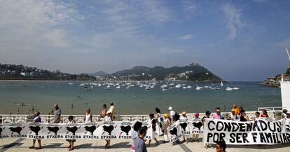 Vista de la cadena humana formada en la playa de La Concha contra la dispersión de los presos de ETA.