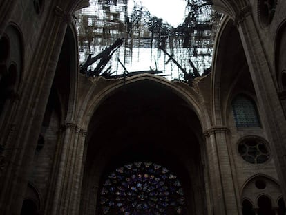 La techumbre dañada por el incendio de la catedral Notre Dame.