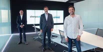 Juanjo Cano, presidente de KPMG España (centro), junto a Luis Buzzi, socio de la consultora (izquierda), y Xabi Uribe-Etxebarria, CEO de Sherpa.