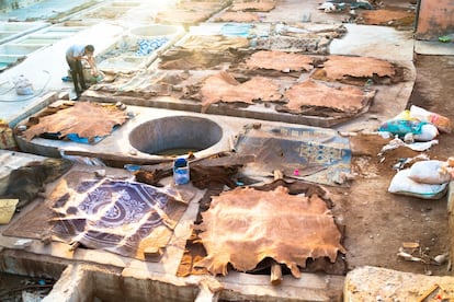 Jemaa el-Fna significa “asamblea de los muertos” y es la plaza pública más grande y famosa de Marruecos, declarada patrimonio cultural inmaterial por la Unesco. Creada en el año 1050 como escenario de ejecuciones públicas, hoy está llena de encantadores de serpientes, magos y vendedores de zumos de naranja durante el día. De noche, se añaden a la fiesta vendedores de comida callejera, músicos, cuentacuentos, curanderos, danzantes y buhoneros. Y, por supuesto, pasear por ella es gratis (más allá de lo que uno compre en sus tenderetes). Además de esta inolvidable plaza, en Marrakech se puede disfrutar de muchos de sus atractivos turísticos por muy poco dinero o gratis: por ejemplo, un paseo por la Medina, con parada en zocos como el de los tintoreros, uno de los más pintorescos, donde las madejas de lana tintada cuelgan de las vigas y vasijas con pigmentos de colores adornan cada puesto. O las curiosas tenerías de Bab Debbagh, donde puede verse a los curtidores transformando el cuero (en la foto). Con una propina a uno de los muchos guías improvisados que se ofrecen, también se pueden visitar las curtidurías desde lo alto. No huele muy bien, pero es una experiencia interesante.