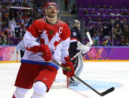El ruso Pavel Datsyuk reacciona tras fallar un tiro durante el partido de hockey entre EEUU y Rusia de la ronda preliminar del grupo A en los Juegos de Sochi.