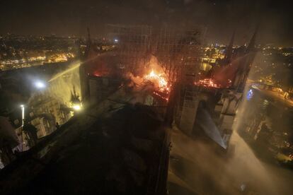 Vista de la quema de la catedral de Notre Dame, este lunes.