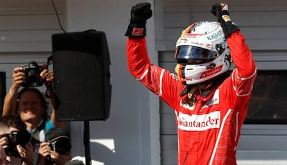 Sebastian Vettel celebra su victoria en Hungría.