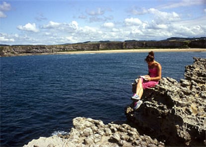 La playa de Langre, a unos veinte kilómetros de Santander, se extiende bajo los cortados de caliza a lo largo de casi dos kilómetros.