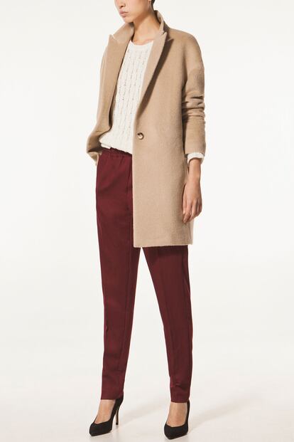 En Massimo Dutti puedes encontrar una versión de líneas rectas. (120 euros).