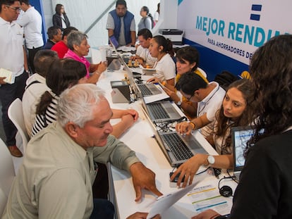 Asistentes a una feria de afores en Ciudad de México reciben recomendaciones de asesores financieros, en agosto de 2018.