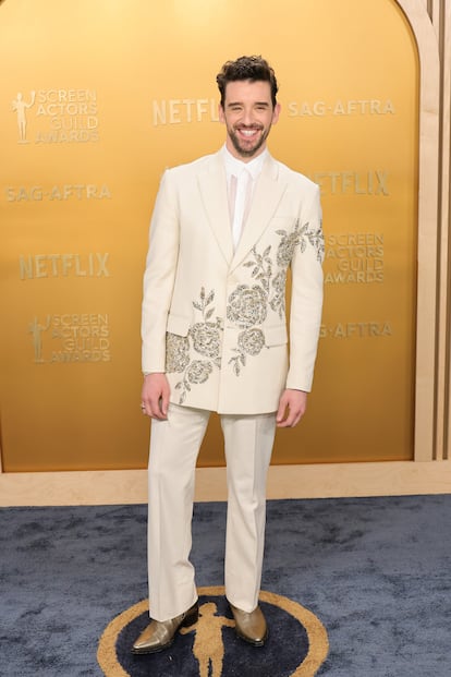 Michael Urie apostó por un traje claro con bordado floral en plata y corbata blanca.