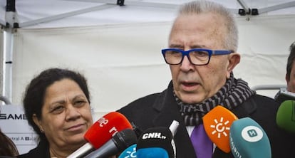 Jos&eacute; S&aacute;nchez Maldonado atiende a los medios en Huelva.