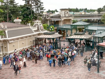 Colas para acceder Disneyland, parque donde está el archiconocido castillo de las princesas.