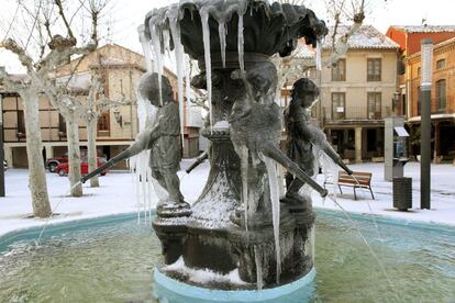 Vista de la fuente "El pilón" helada en la plaza de España de la localidad norteña de Herrera de Pisuerga